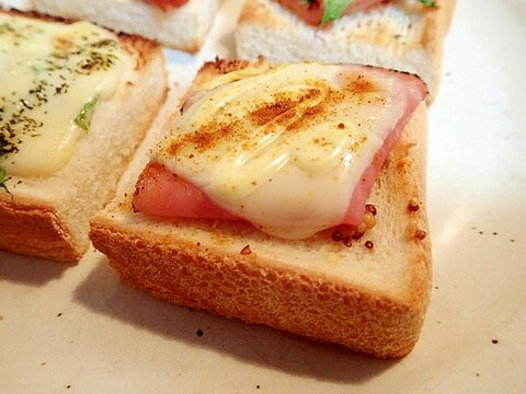 カレー香る　パストラミハムとチーズのミニトースト